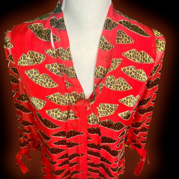 Alice + Olivia ‘Sheila’ Leopard Lips Red Burnout Tie-Neck Top Size XS ASO Kelly - Picture 8 of 16